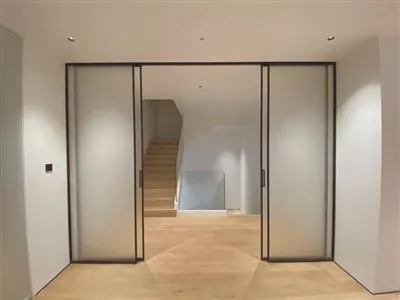 ¿Cuál es el índice de resistencia al fuego de una puerta corredera de cristal?